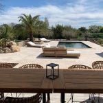 Terrasse mit Pool verkleidet mit der Kollektion Tiber, Travertin-Optik
