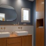 AltaMente Badezimmer Elternschlafzimmer - Waschbecken und Spiegel Fliesen - Bohème