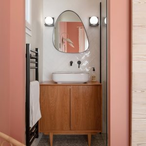 AltaMente Kinderbadezimmer - Waschbecken und Spiegel Fliesen Bohème