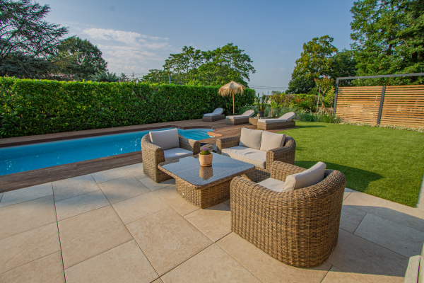 Eine Terrasse aus Travertin-Effekt im Südwesten Frankreichs Eine Terrasse aus Travertin-Effekt im Südwesten Frankreichs