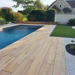 Gefliester Poolstrand in Holzoptik - Chatel Granulats