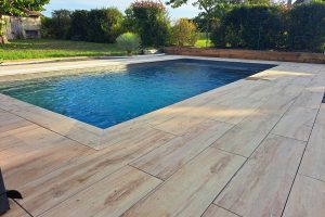 Swimmingpool mit Holzeffekt - Chatel Granulats