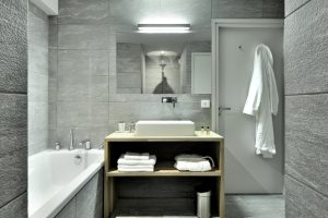 Zen-Badezimmer mit Cast – Home by U