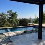Terrasse und gefliester Pool – Dépio x Cédric Pierre Paysage