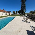 Terrasse mit Fliesen in Travertinoptik – Jardivrac