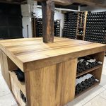 Ein Weinkeller mit Fliesenboden Tiber