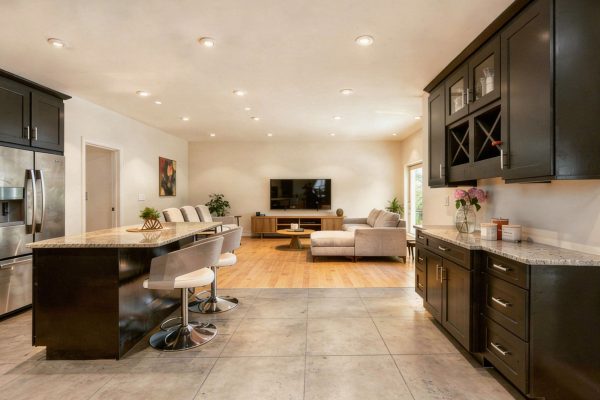 Materialkontrast Beton-Holz mit Fliesen in der offenen Küche