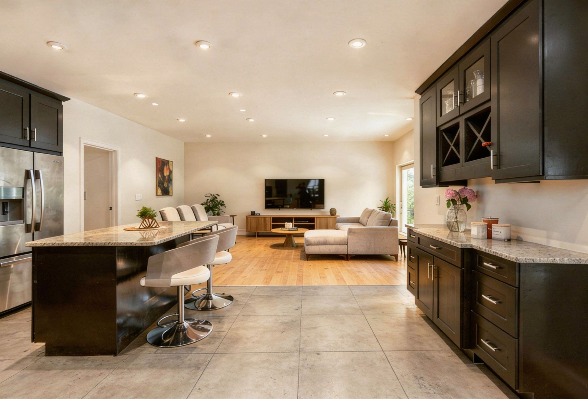 Materialkontrast Beton-Holz mit Fliesen in der offenen Küche