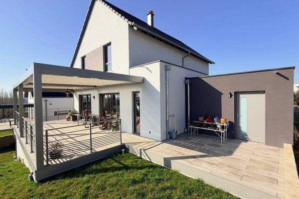Eine Panorama-Terrasse mit Fliesen in Holzoptik