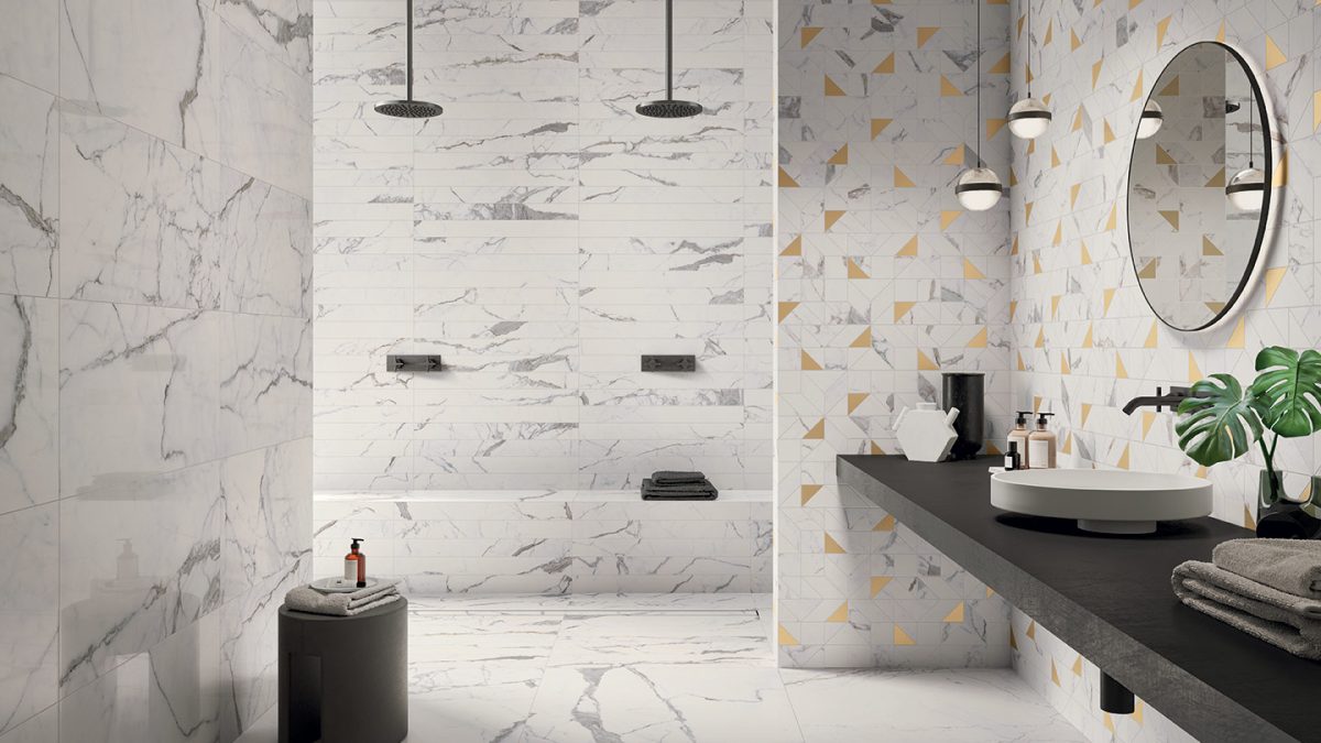  Badezimmer Marmoroptik mit schwarzen Badarmaturen