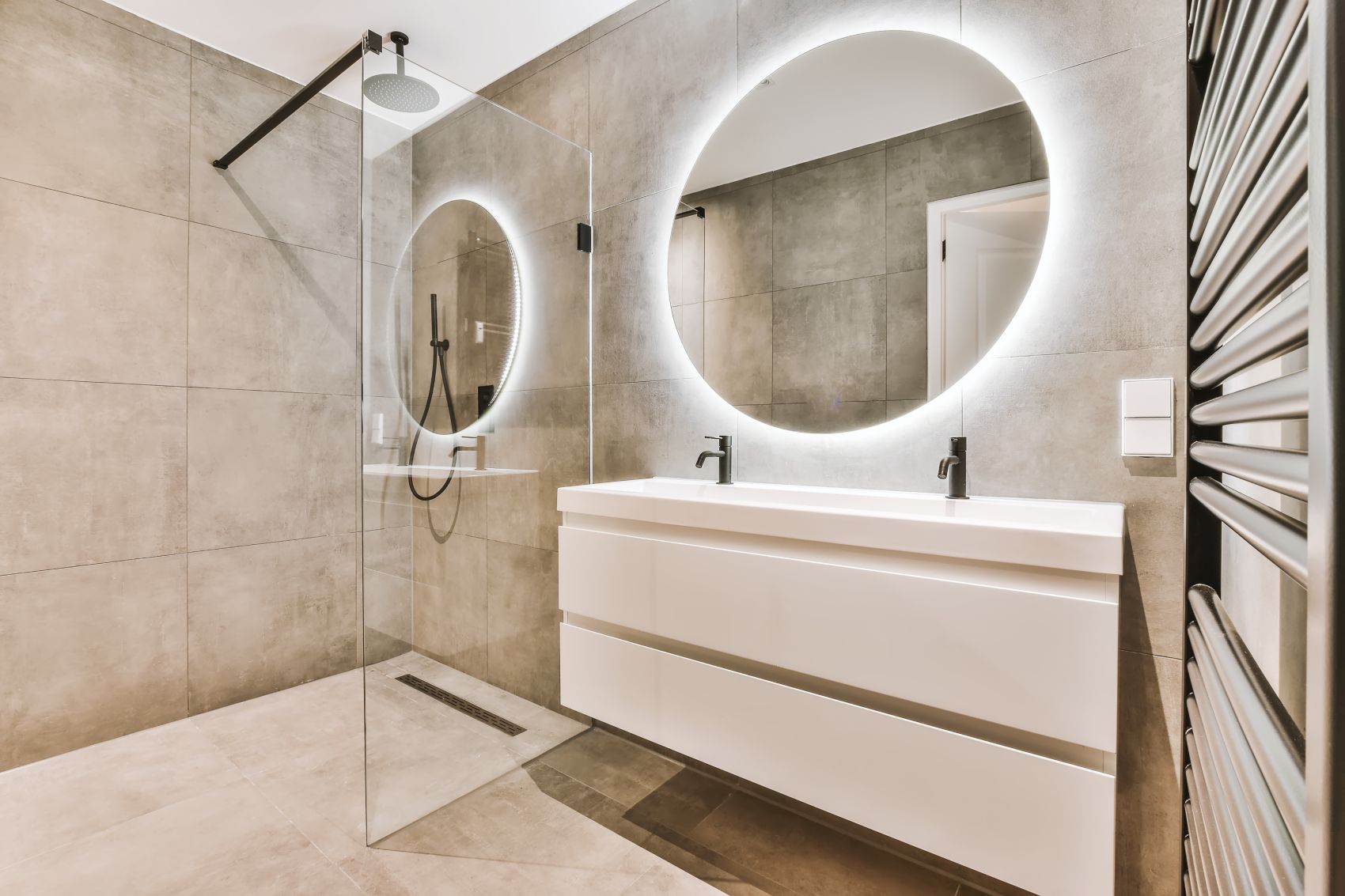 modernes Badezimmer mit Badspiegel mit Beleuchtung