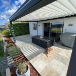 Geflieste Terrasse mit Holzpool – BH Solutions