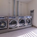 Waschküche mit Fliesen von Samsara – TULIP Hotels & Residenzen