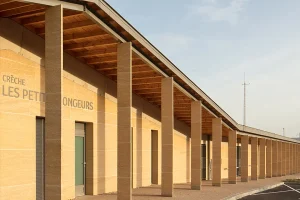 Festsaal und Kindertagesstätte in Anse – Studio Gardoni