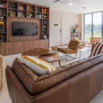 Wohnzimmer mit Fliesen in Steinoptik – TULIP Hotels & Residenzen