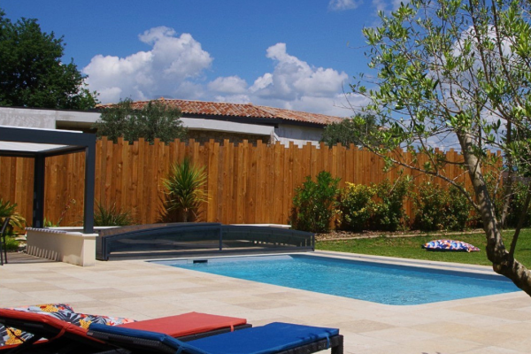 Gartengestaltung mit Terrasse in Travertin-Optik