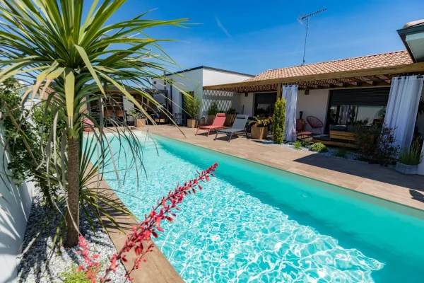 Terrasse und Poolbereich in Holzoptik