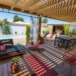 Schattige Terrasse mit Fliesen in Holzoptik – G.Despagnet
