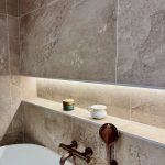 Badewanne mit Fliesen in Steinoptik - Colombine Viallet Architecte