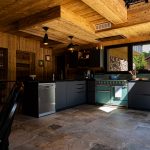 Küche in Bali-Steinoptik – Chalet „Par Amour“