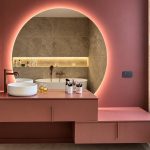 Runder Spiegel mit rosa Unterschrank - Colombine Viallet Architecte